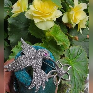 AVON Vintage Silvertone Hummingbird Brooch with Pink Gem